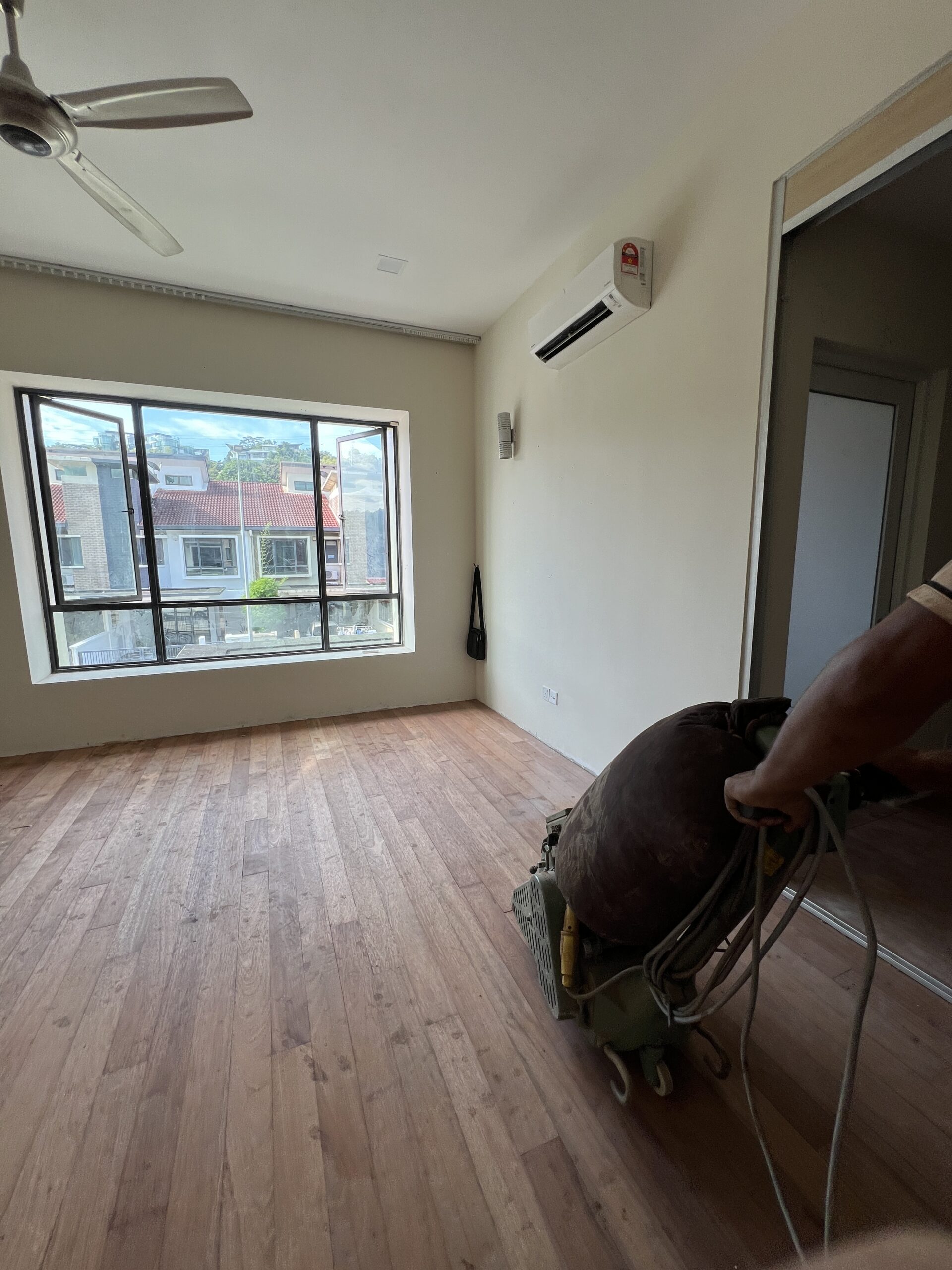 Floor Grinding & Varnishing
