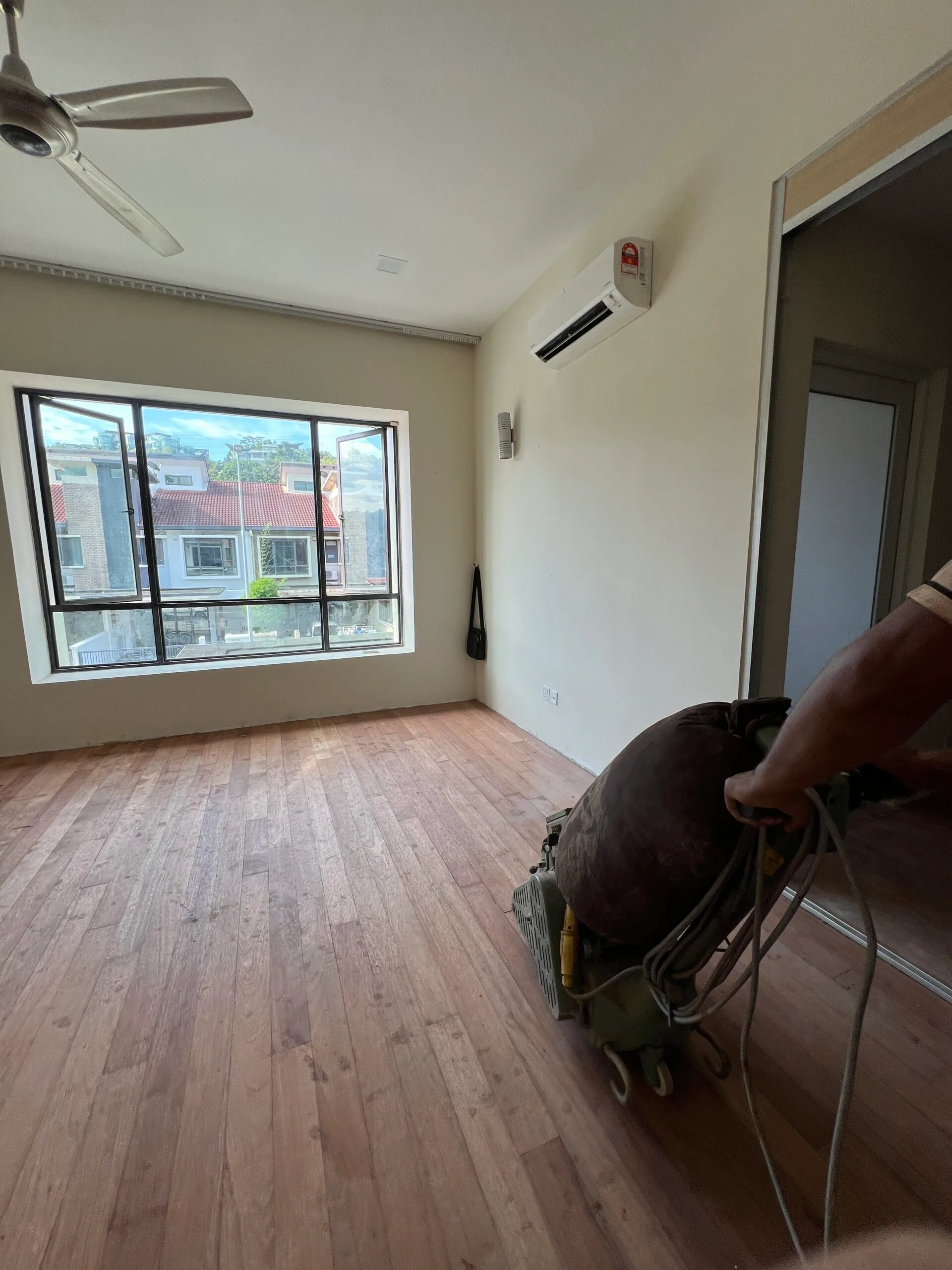 Floor Grinding & Varnishing